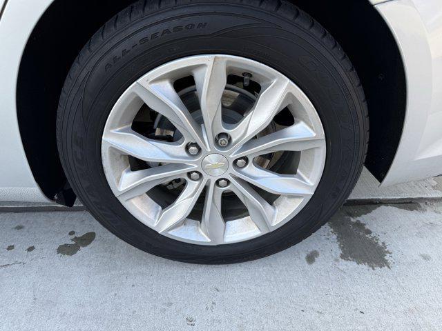 Photo of 2019 Silver Ice Metallic Chevrolet Malibu Hybrid