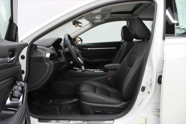 Photo of 2023 Pearl White Tricoat Nissan Altima