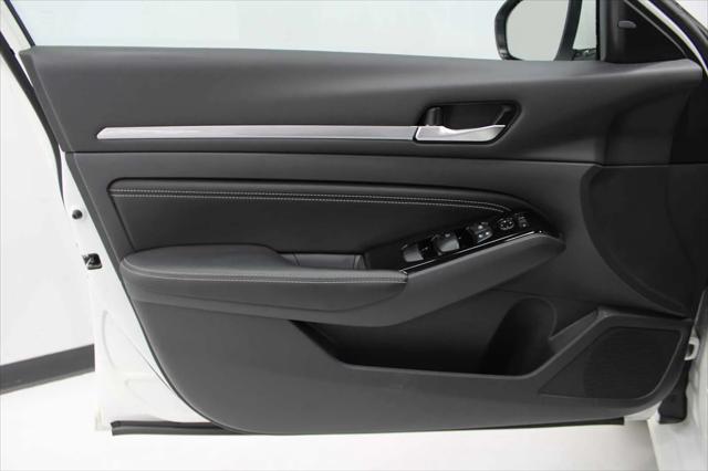 Photo of 2023 Pearl White Tricoat Nissan Altima