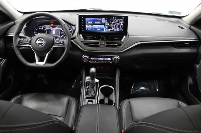 Photo of 2023 Pearl White Tricoat Nissan Altima