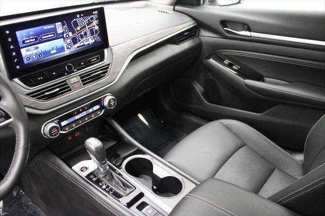 Photo of 2023 Pearl White Tricoat Nissan Altima