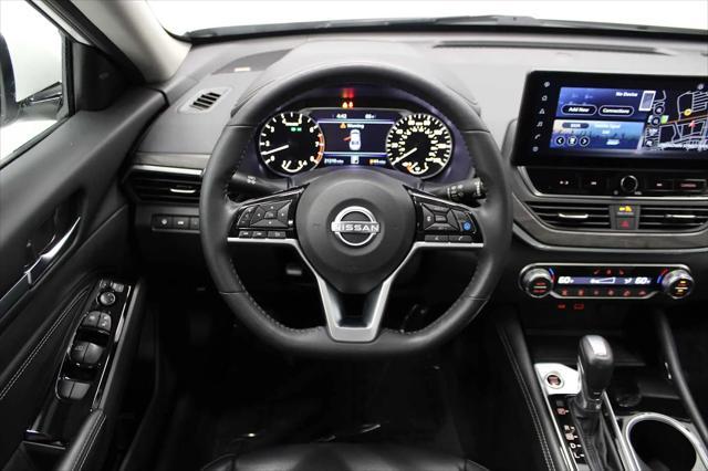 Photo of 2023 Pearl White Tricoat Nissan Altima