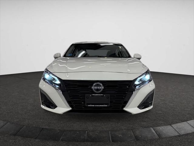 Photo of 2023 Pearl White Tricoat Nissan Altima