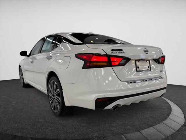 Photo of 2023 Pearl White Tricoat Nissan Altima