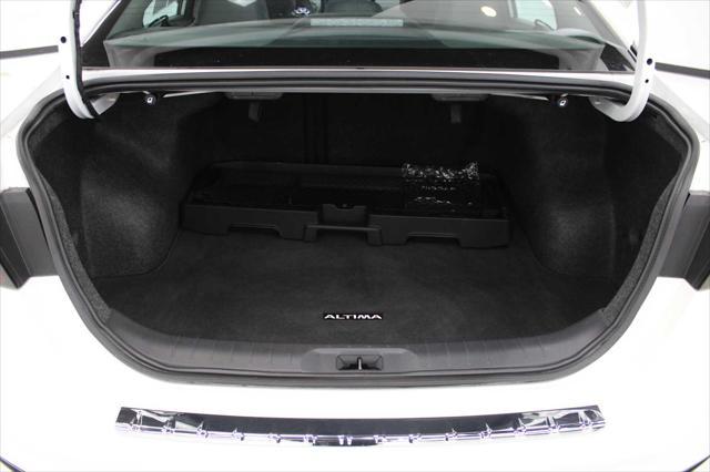 Photo of 2023 Pearl White Tricoat Nissan Altima