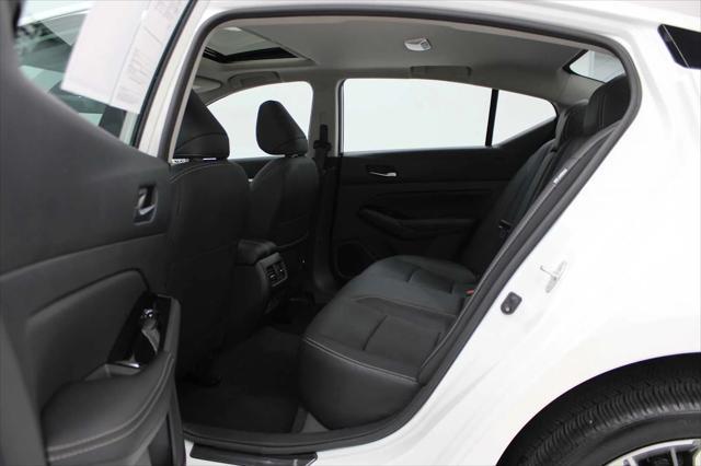 Photo of 2023 Pearl White Tricoat Nissan Altima