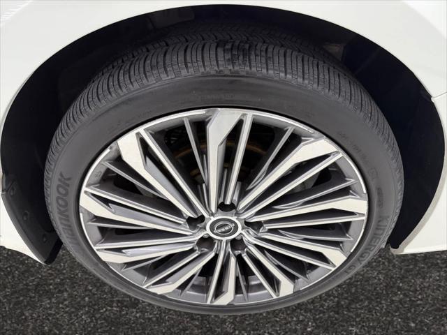 Photo of 2023 Pearl White Tricoat Nissan Altima