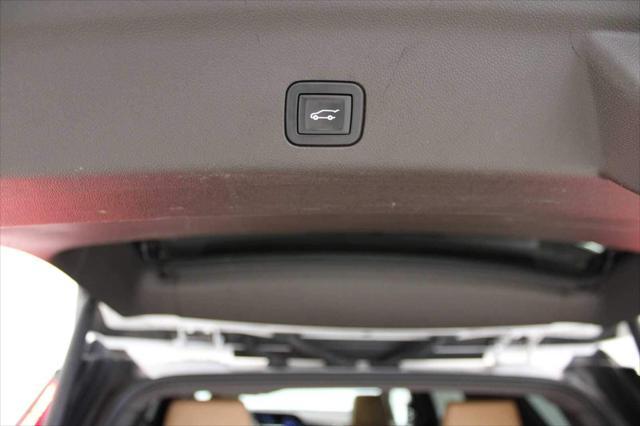 Photo of 2021 Crystal White Tricoat Cadillac Escalade