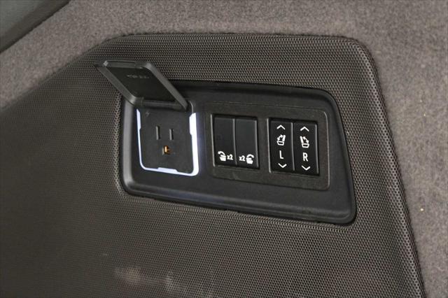 Photo of 2021 Crystal White Tricoat Cadillac Escalade