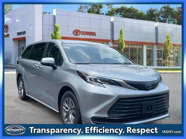 Photo of 2022 Celestial Silver Metallic Toyota Sienna