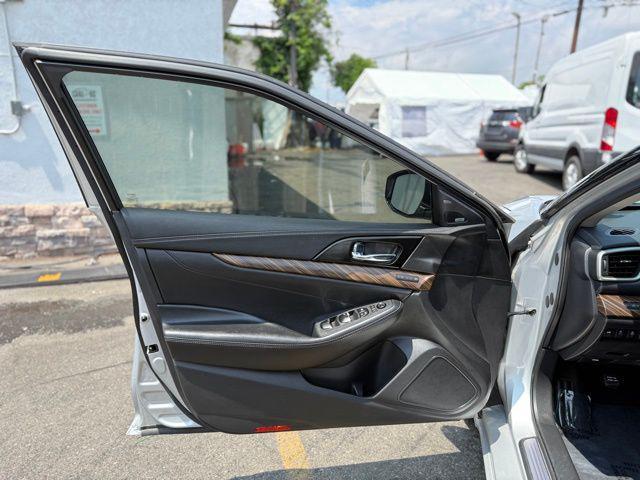Photo of 2017 Brilliant Silver Nissan Maxima