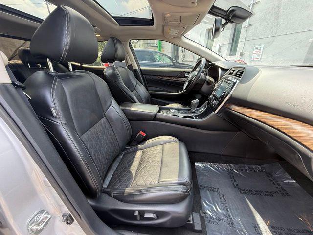 Photo of 2017 Brilliant Silver Nissan Maxima