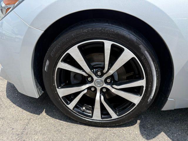 Photo of 2017 Brilliant Silver Nissan Maxima