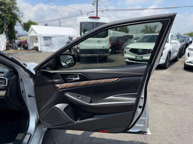 Photo of 2017 Brilliant Silver Nissan Maxima