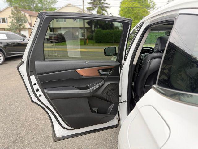 Photo of 2022 White Acura MDX