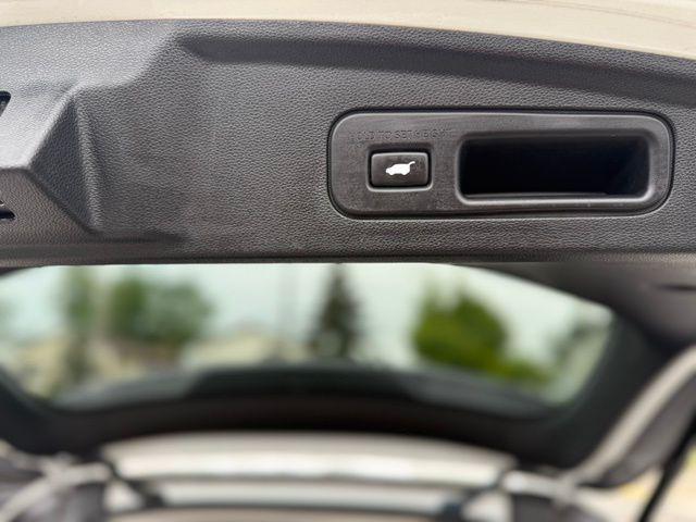 Photo of 2022 White Acura MDX