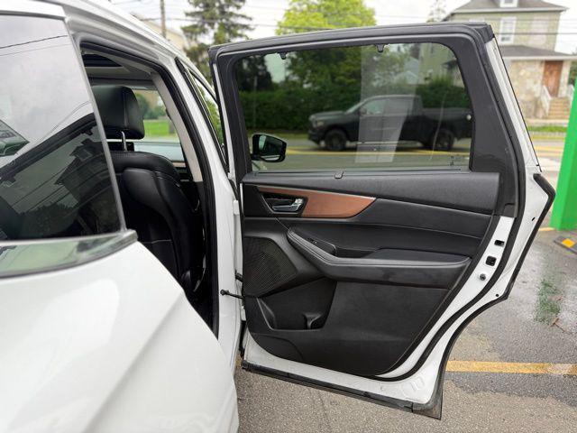 Photo of 2022 White Acura MDX
