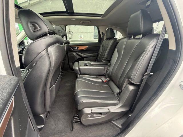 Photo of 2022 White Acura MDX