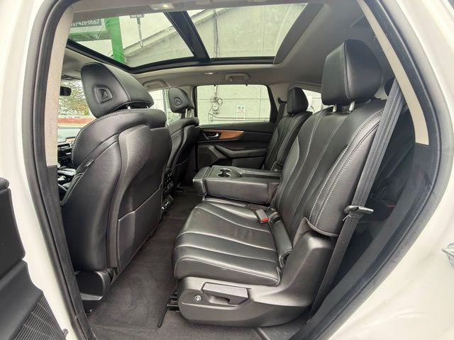 Photo of 2022 White Acura MDX