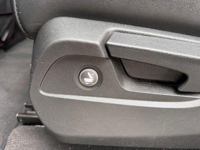 Photo of 2022 White Acura MDX