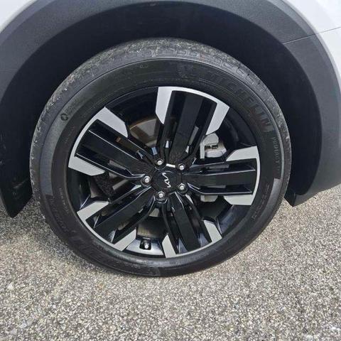 Photo of 2023 Glacial White Pearl Kia Telluride