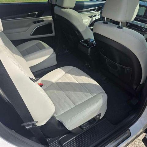 Photo of 2023 Glacial White Pearl Kia Telluride