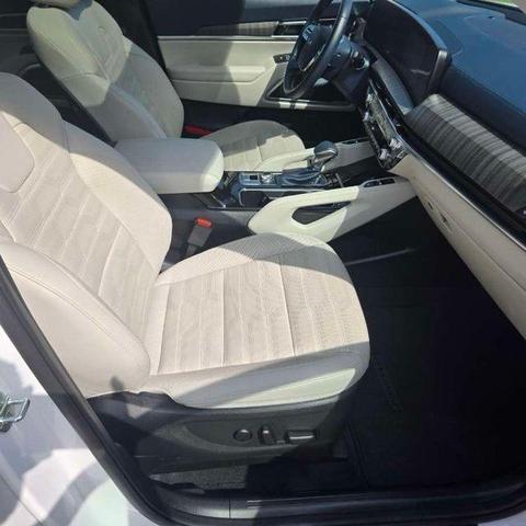Photo of 2023 Glacial White Pearl Kia Telluride