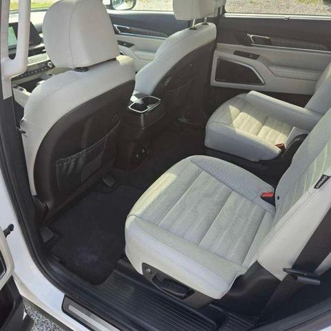 Photo of 2023 Glacial White Pearl Kia Telluride