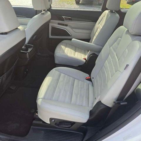 Photo of 2023 Glacial White Pearl Kia Telluride