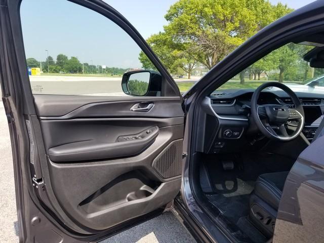 Photo of 2025 Metallic Jeep Grand Cherokee L