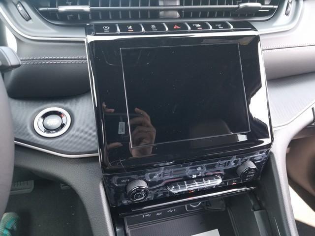 Photo of 2025 Metallic Jeep Grand Cherokee L