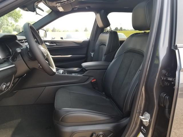 Photo of 2025 Metallic Jeep Grand Cherokee L