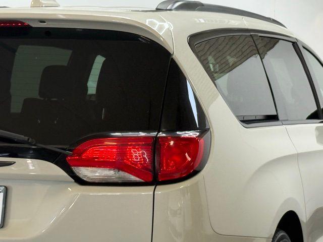 Photo of 2020 Luxury White Pearlcoat Chrysler Pacifica