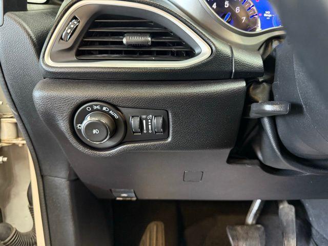 Photo of 2020 Luxury White Pearlcoat Chrysler Pacifica
