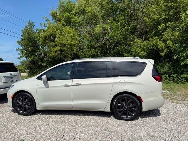 Photo of 2020 Luxury White Pearlcoat Chrysler Pacifica