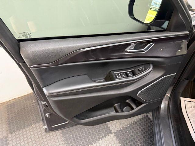 Photo of 2021 Metallic Jeep Grand Cherokee L