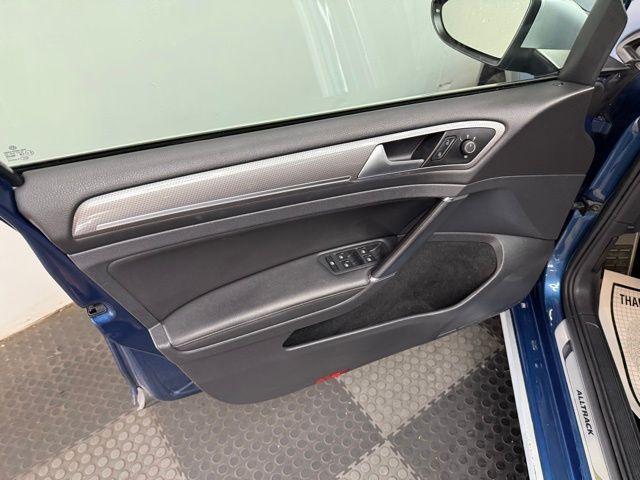 Photo of 2017 Silk Blue Metallic Volkswagen Golf Alltrack