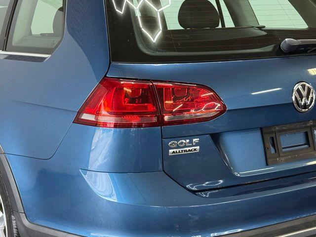 Photo of 2017 Silk Blue Metallic Volkswagen Golf Alltrack