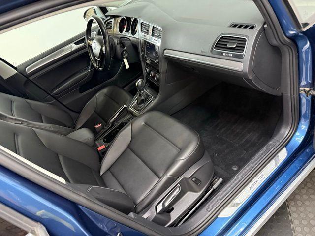 Photo of 2017 Silk Blue Metallic Volkswagen Golf Alltrack