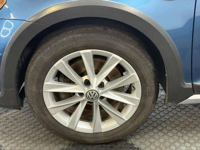 Photo of 2017 Silk Blue Metallic Volkswagen Golf Alltrack