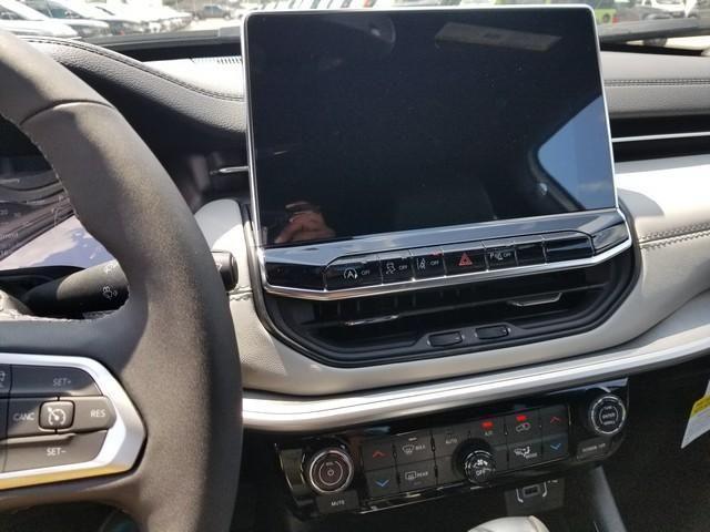Photo of 2025 Bright White Clearcoat Jeep Compass
