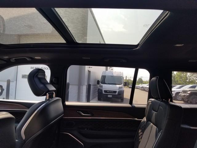 Photo of 2025 Diamond Black Jeep Grand Cherokee L