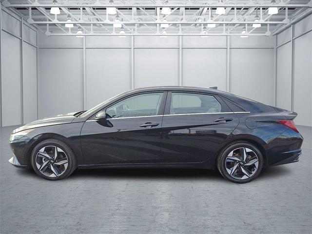 Photo of 2022 Phantom Black Hyundai ELANTRA