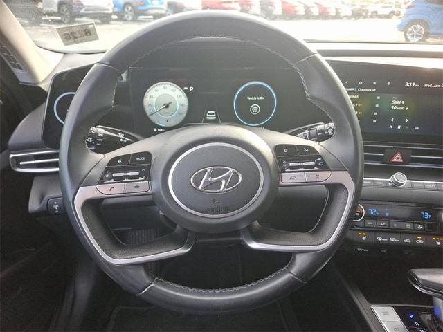 Photo of 2022 Phantom Black Hyundai ELANTRA