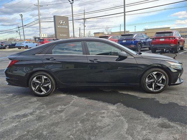 Photo of 2022 Phantom Black Hyundai ELANTRA