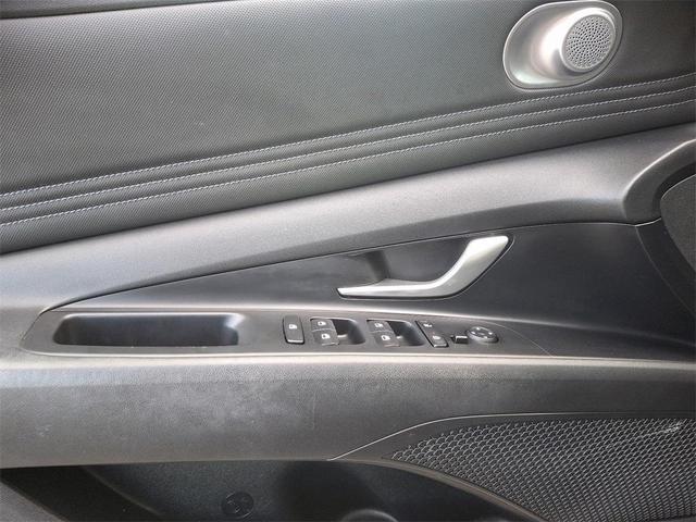 Photo of 2022 Phantom Black Hyundai ELANTRA
