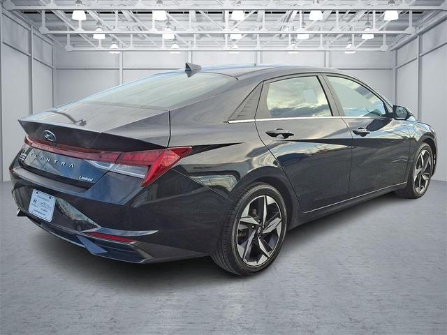Photo of 2022 Phantom Black Hyundai ELANTRA