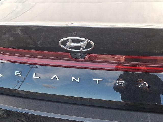 Photo of 2022 Phantom Black Hyundai ELANTRA