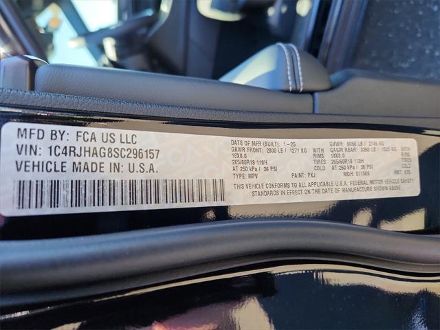 Photo of 2025 Diamond Black Crystal Pearlcoat Jeep Grand Cherokee