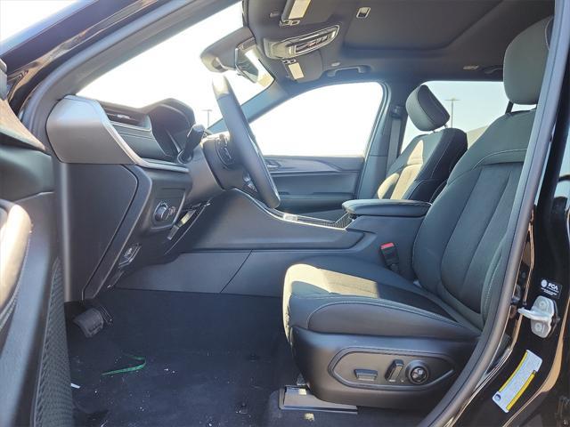 Photo of 2025 Diamond Black Crystal Pearlcoat Jeep Grand Cherokee